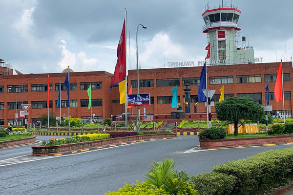 विमानस्थलबाट स्वीडिस महिला पक्राउ